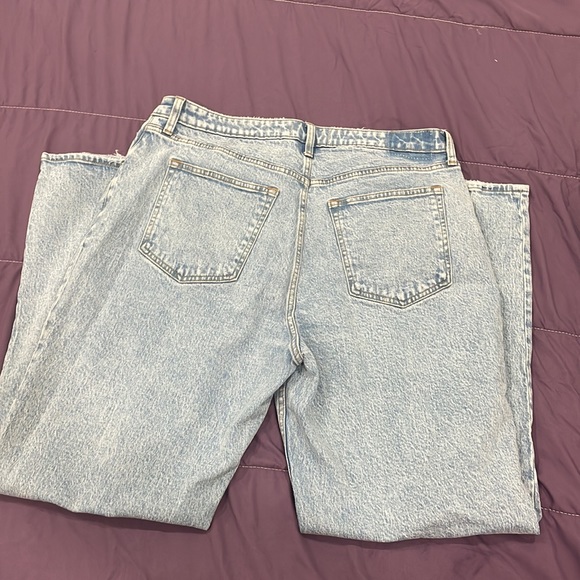 Curve Love light wash relaxed jeans - Picture 3 of 4